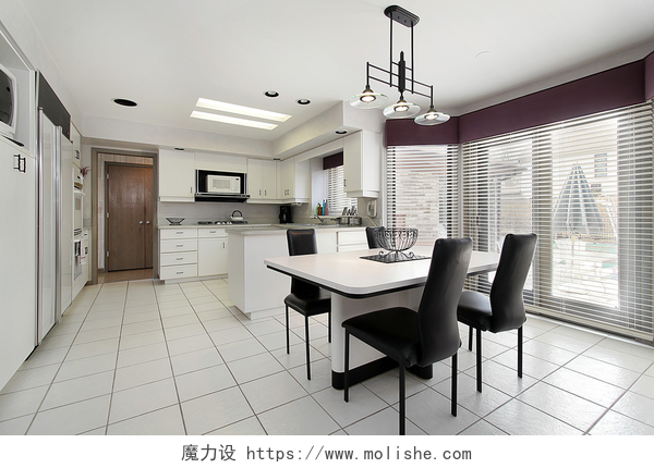 现代别墅中的豪华厨房设计风格白色瓷砖的厨房